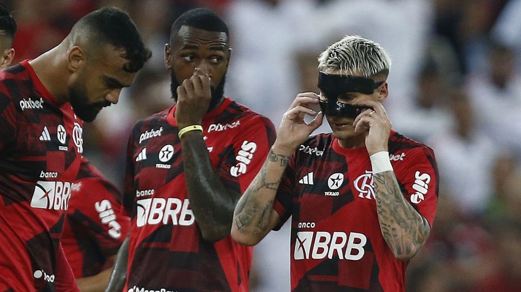Fabricio Bruno, Gerson e Varela antes de Flamengo x Grêmio